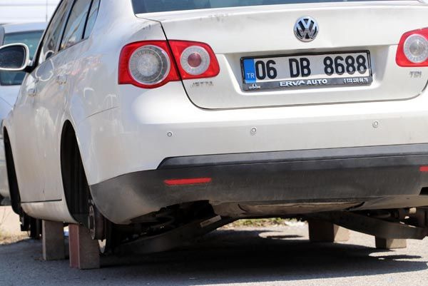 Ankara'da park halindeki otomobilin 4 lastiği çalındı