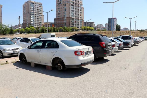 Ankara'da park halindeki otomobilin 4 lastiği çalındı