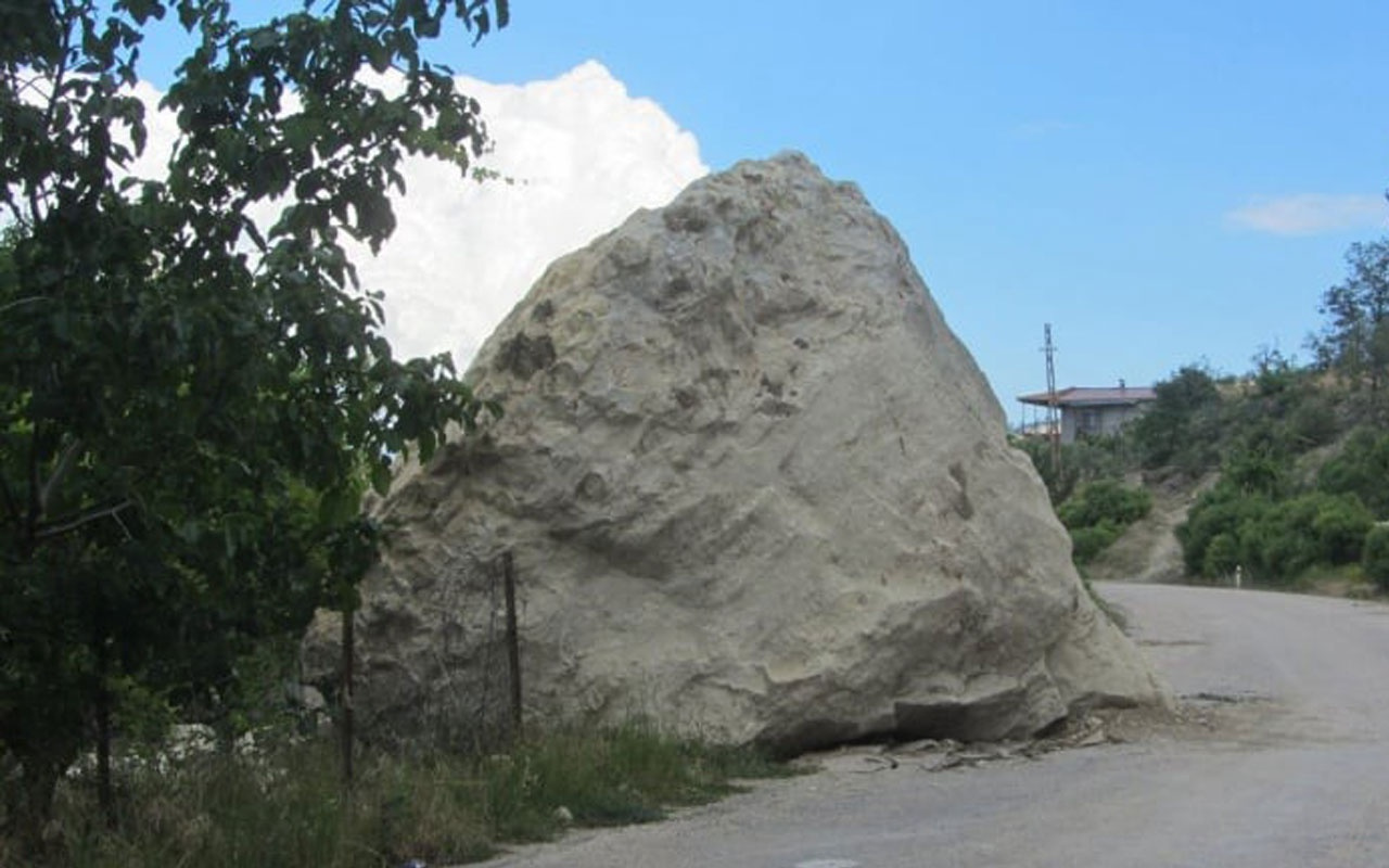 Karaman’da dev kaya parçası köy yoluna düştü