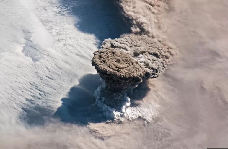 Uluslararası Uzay İstasyonu astronotları görüntüledi! Raikoke volkanının patlaması
