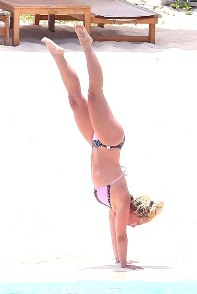 Kariyerinin bittiği iddia edilen Britney Spears'tan sahilde parende şov!