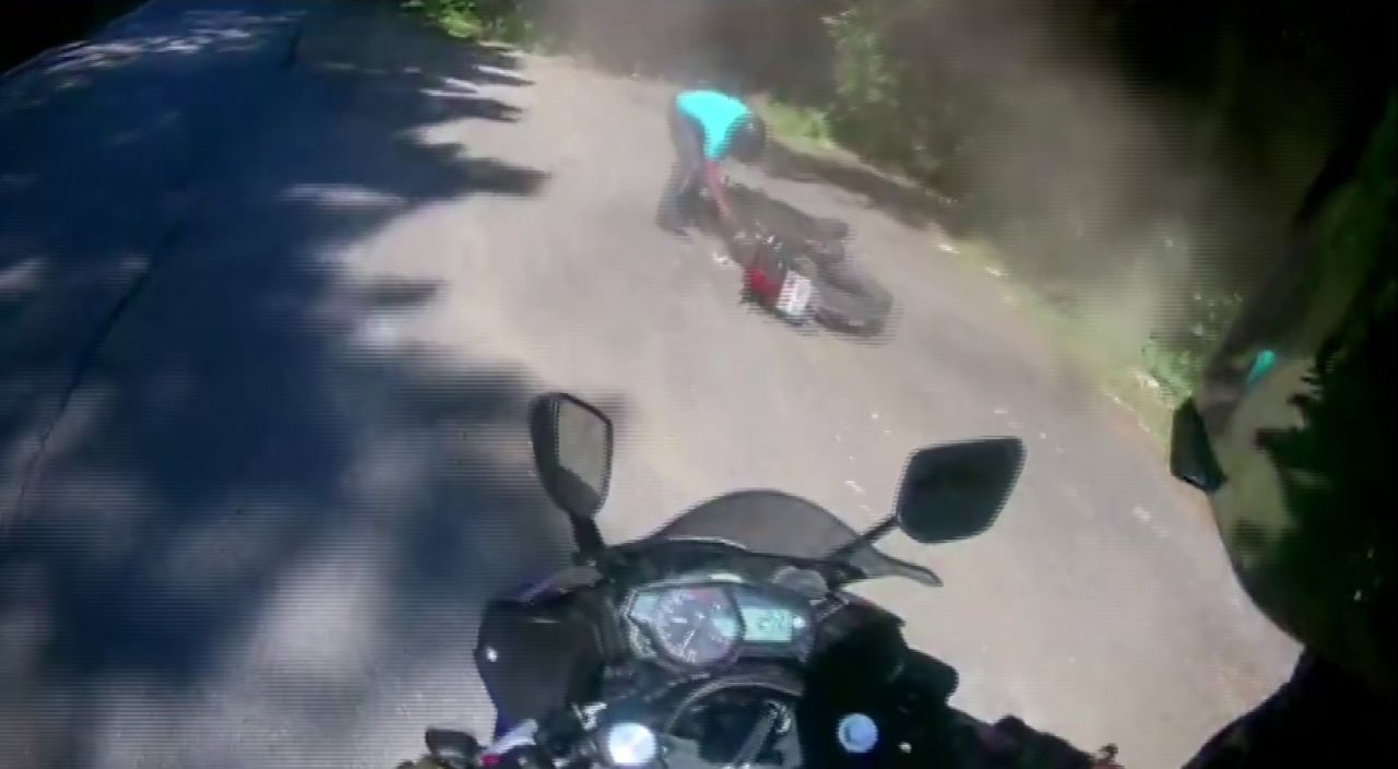 Sarıyer'de motosikletli gencin kazası kameralara böyle yansıdı