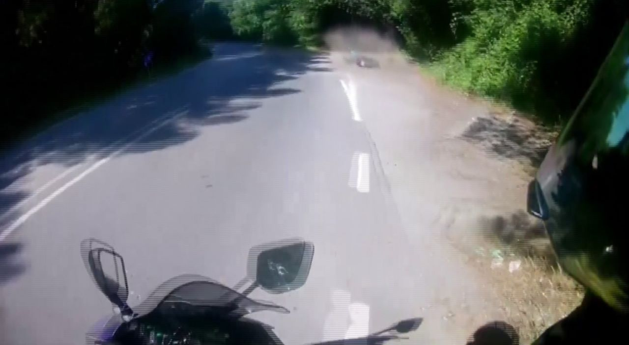 Sarıyer'de motosikletli gencin kazası kameralara böyle yansıdı
