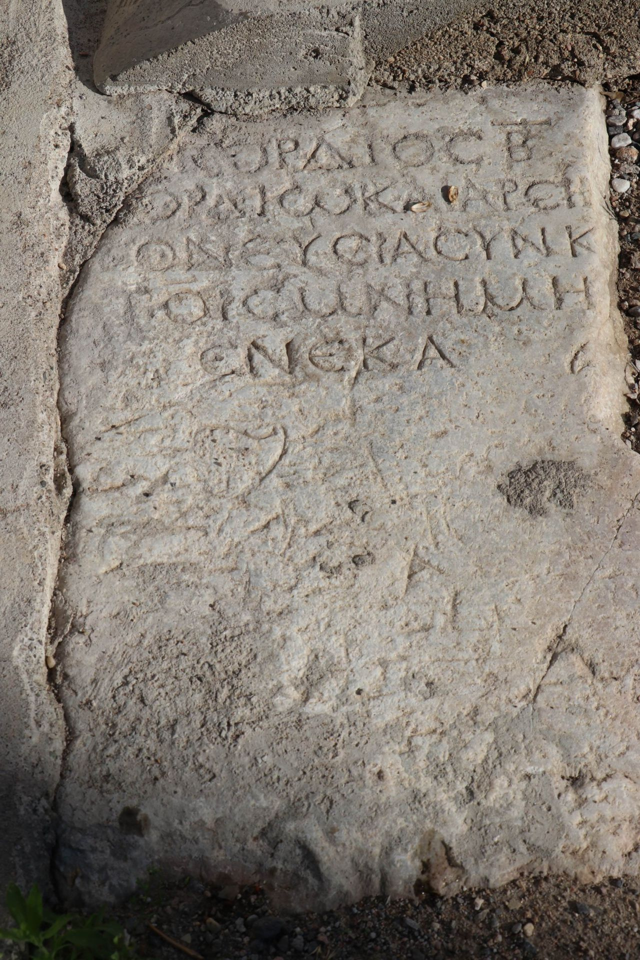 Kapadokya'da bulunan 2000 yıllık mezar taşının Büyük İskender'e ait olduğu zannediliyor
