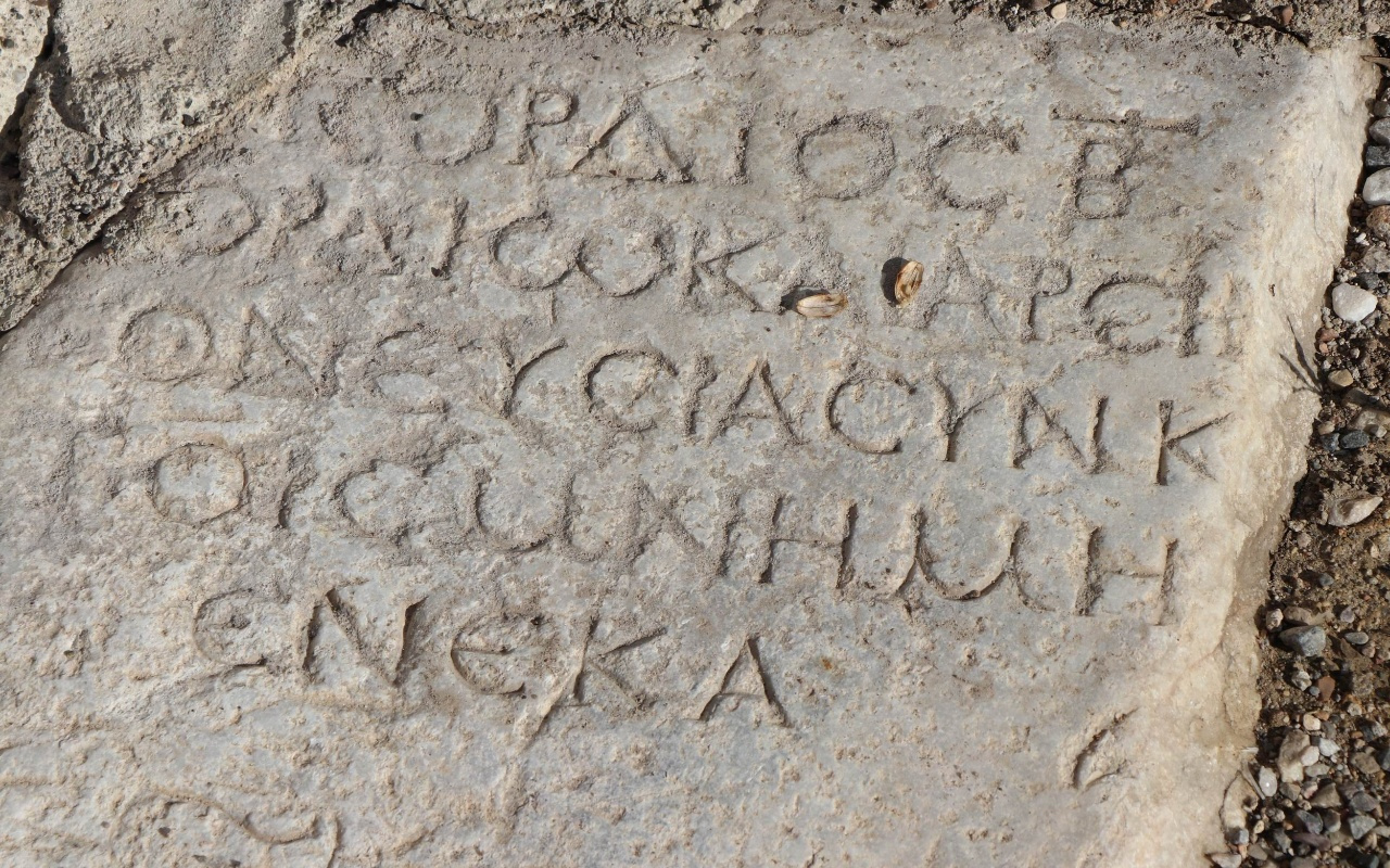 Kapadokya'da bulunan 2000 yıllık mezar taşının Büyük İskender'e ait olduğu zannediliyor