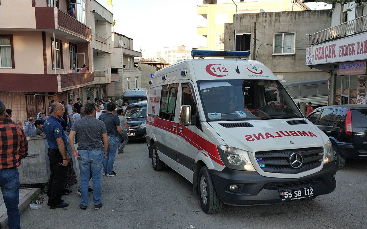 Samsun'da bir kadın sırtına saplanan bıçakla hastaneye kaldırıldı