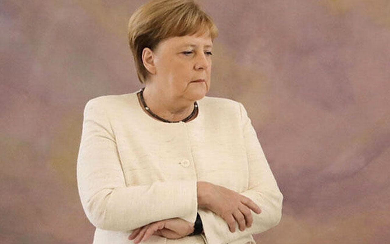 Merkel'e ne oluyor? Yine kameralar karşısında tir tir titredi!
