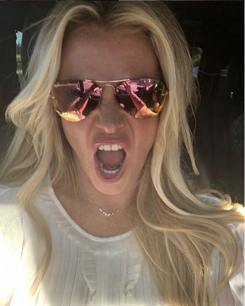 Kariyerinin bittiği iddia edilen Britney Spears'tan sahilde parende şov!