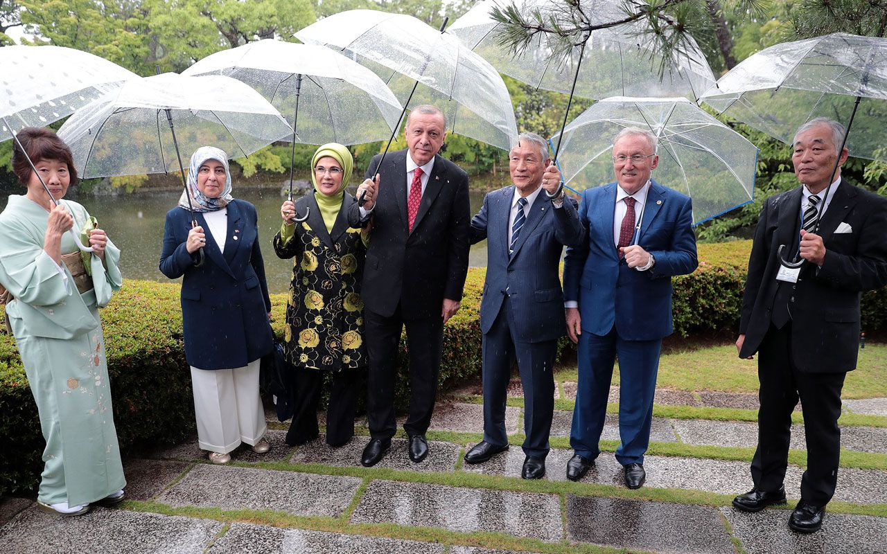 Cumhurbaşkanı Erdoğan'ın çay seremonisinde tebessüm ettiren anları
