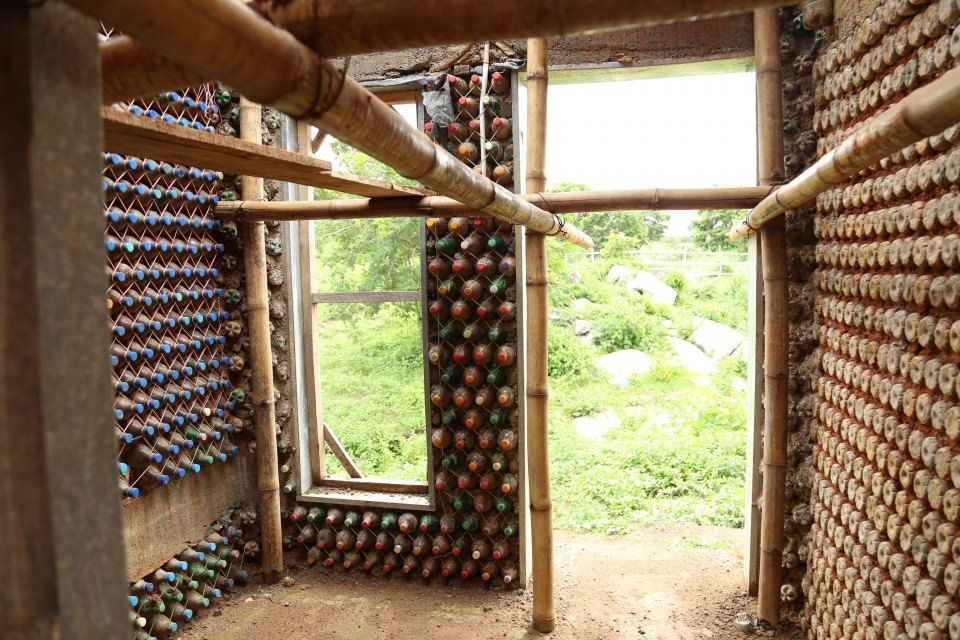 Afrika'nın en büyük pet şişeden evini yaptı