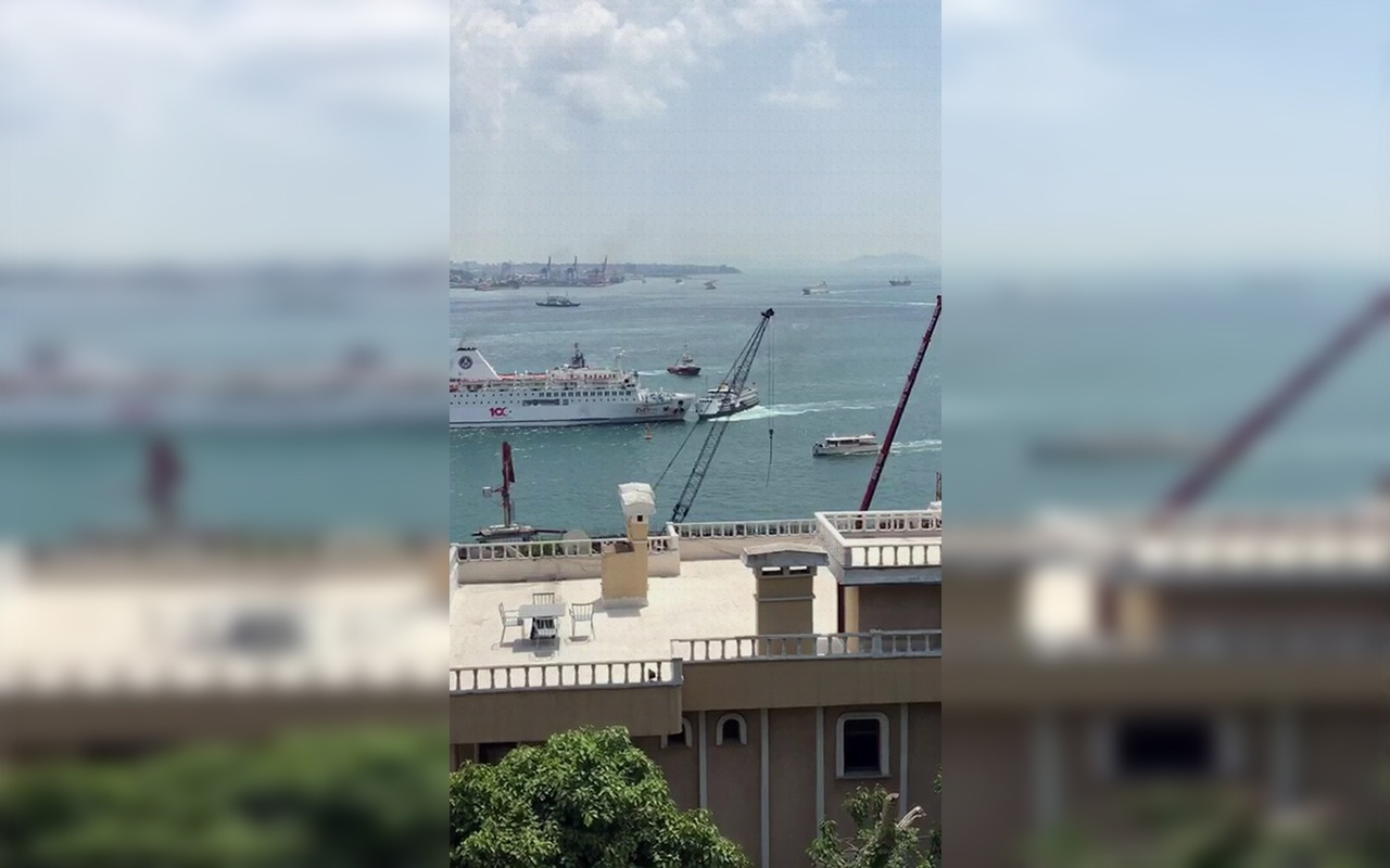 İstanbul Boğazı'nda gemi ile vapur temas yaşandı
