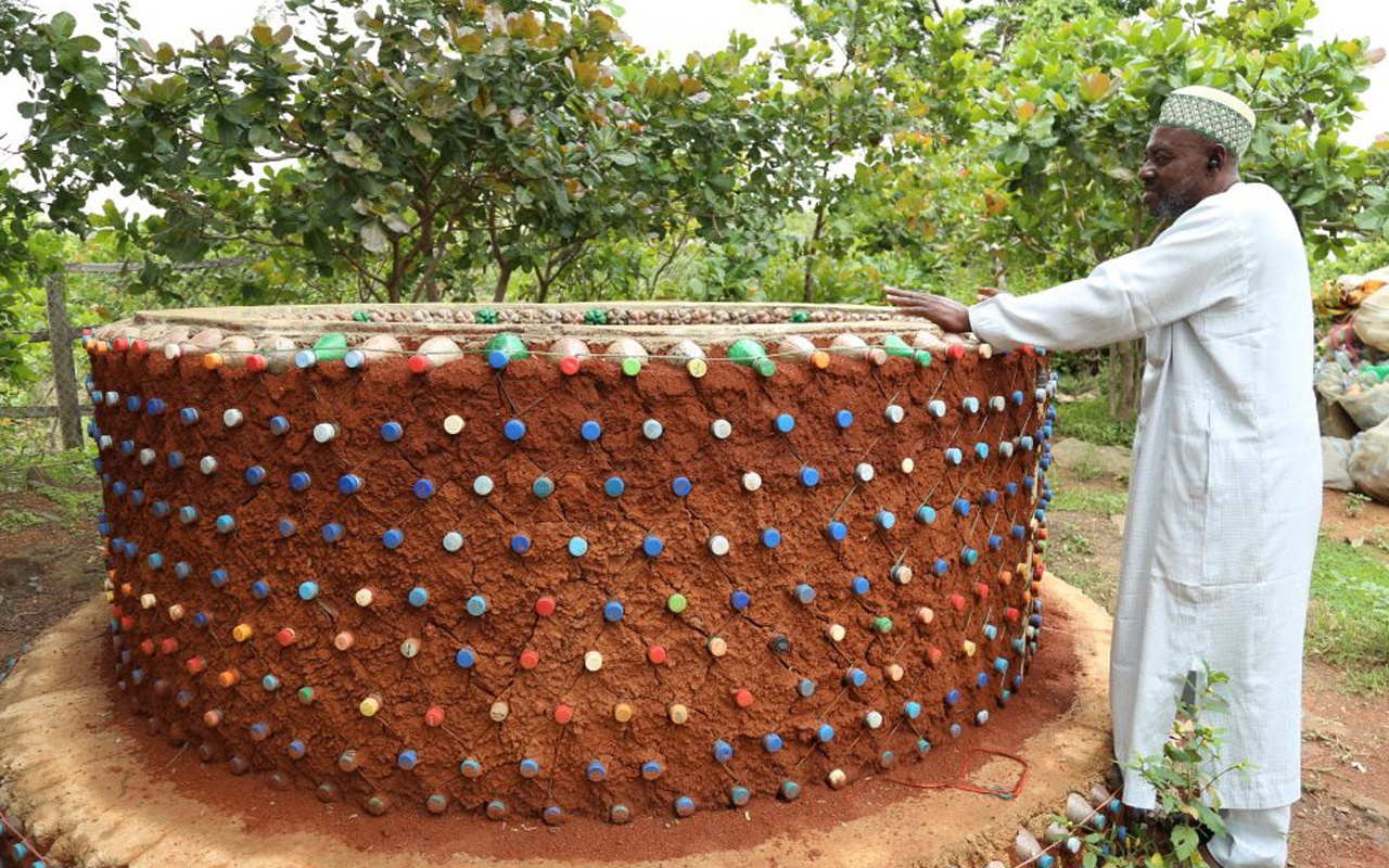 Afrika'nın en büyük pet şişeden evini yaptı