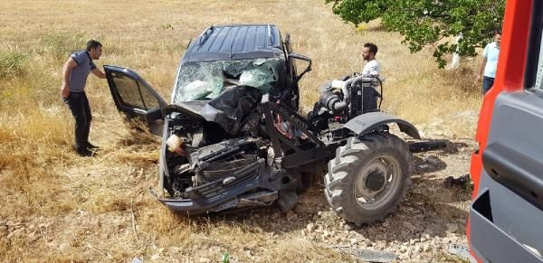 Hafif ticari araç traktörle çarpıştı: 2 ölü, 1 yaralı