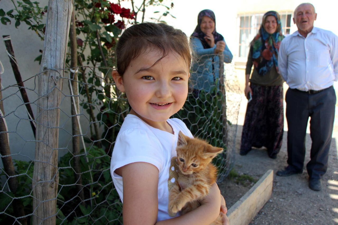 Minik Azra selde kurtardığı yavru kediyi sahiplendi