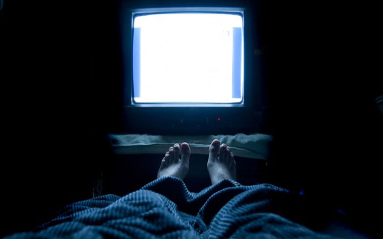 Uzman uyardı! Karanlıkta televizyon izlemek hangi hastalığı tetikliyor!