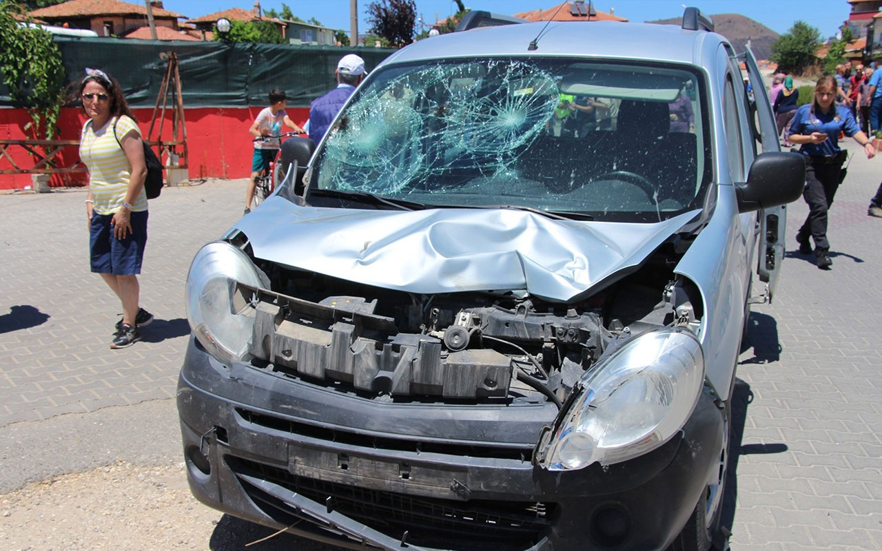 Manisa’da motosiklet kamyonetle çarpıştı: 1’i ağır 2 yaralı