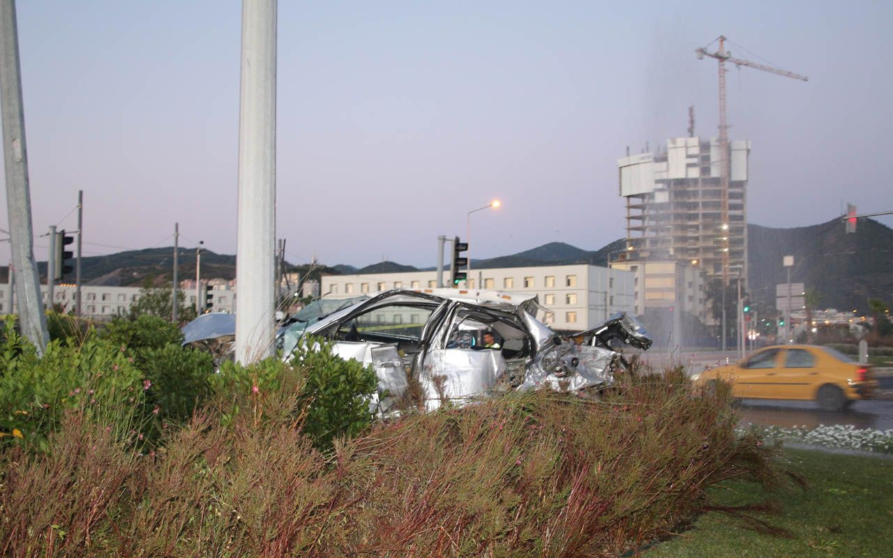 İzmir'deki trafik kazasında otomobil metrelerce uçtu 2 kişi öldü