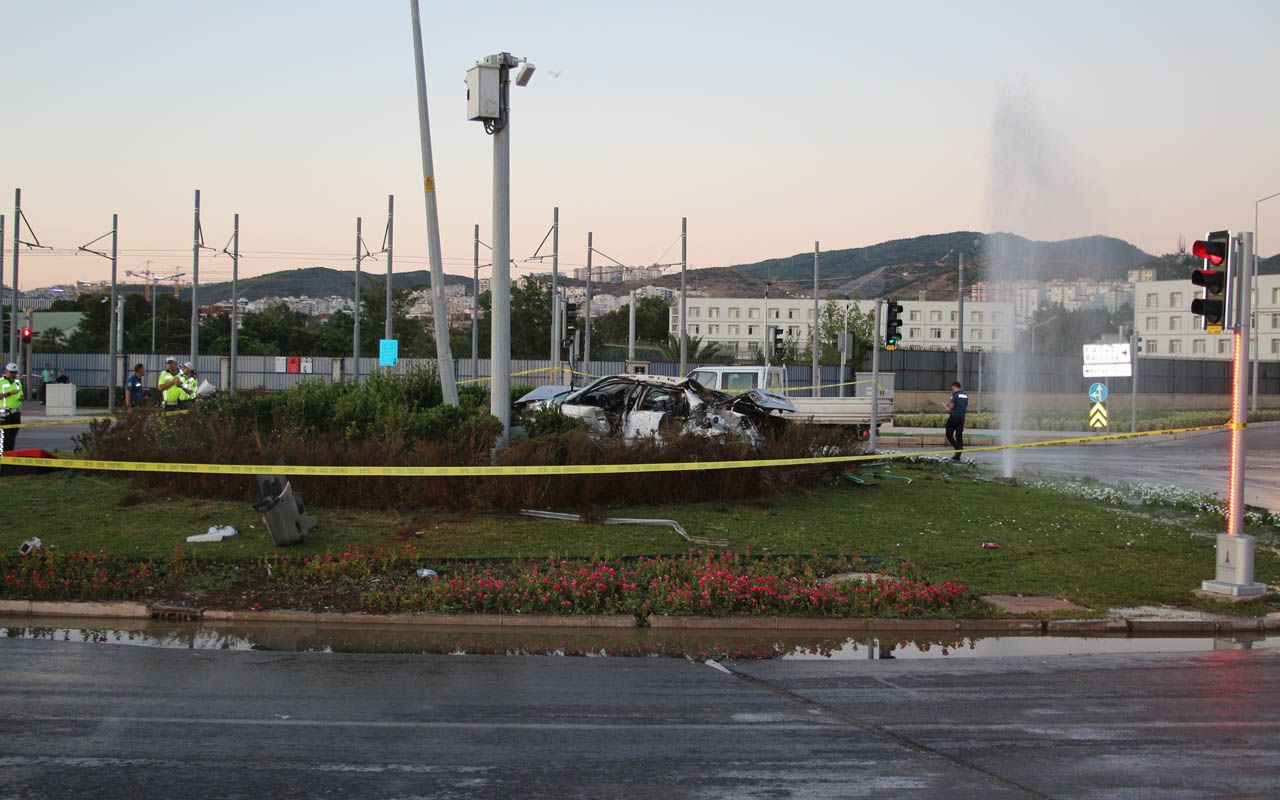 İzmir'deki trafik kazasında otomobil metrelerce uçtu 2 kişi öldü