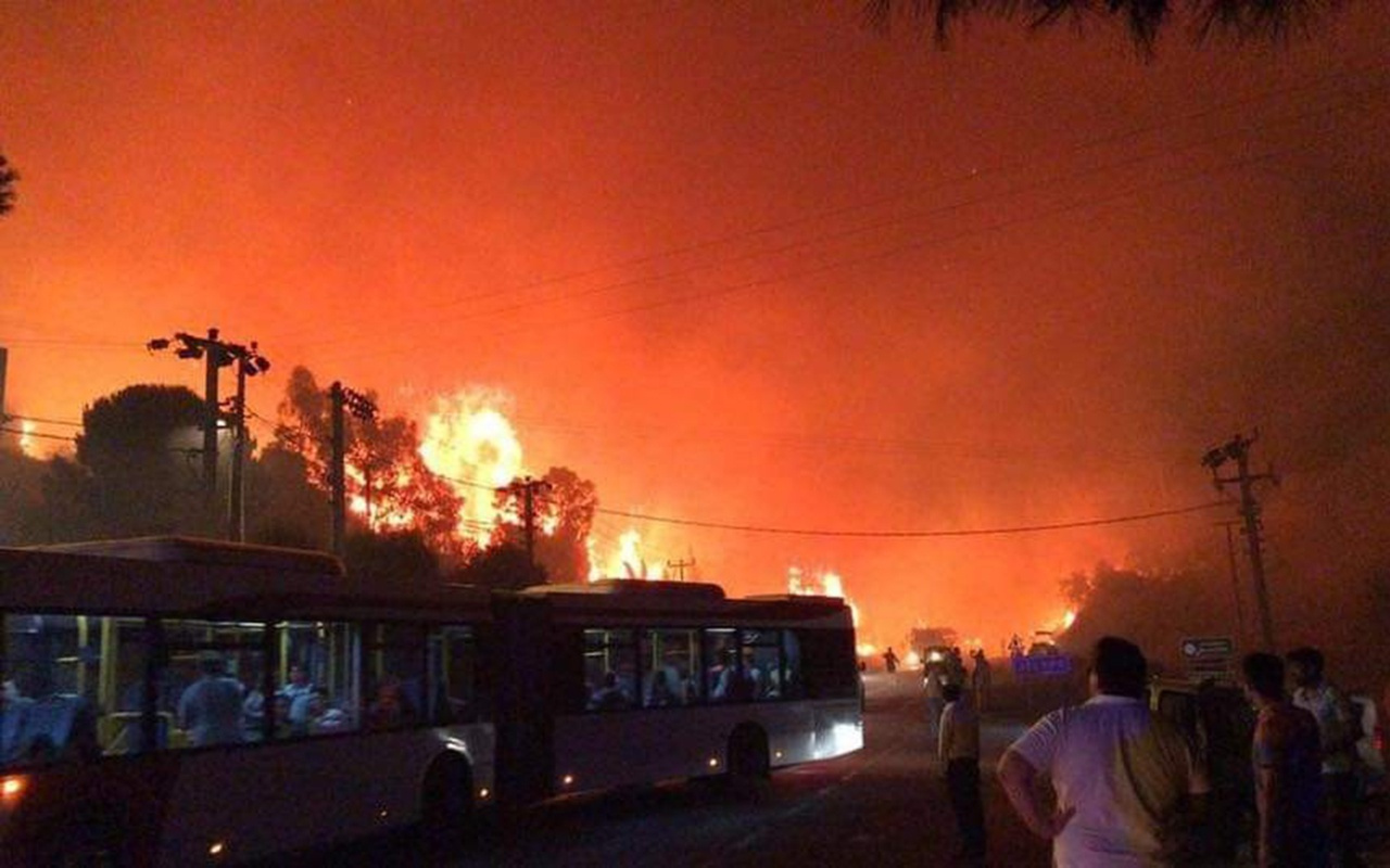 İzmir'deki orman yangınının tehdit ettiği oteller tahliye edildi