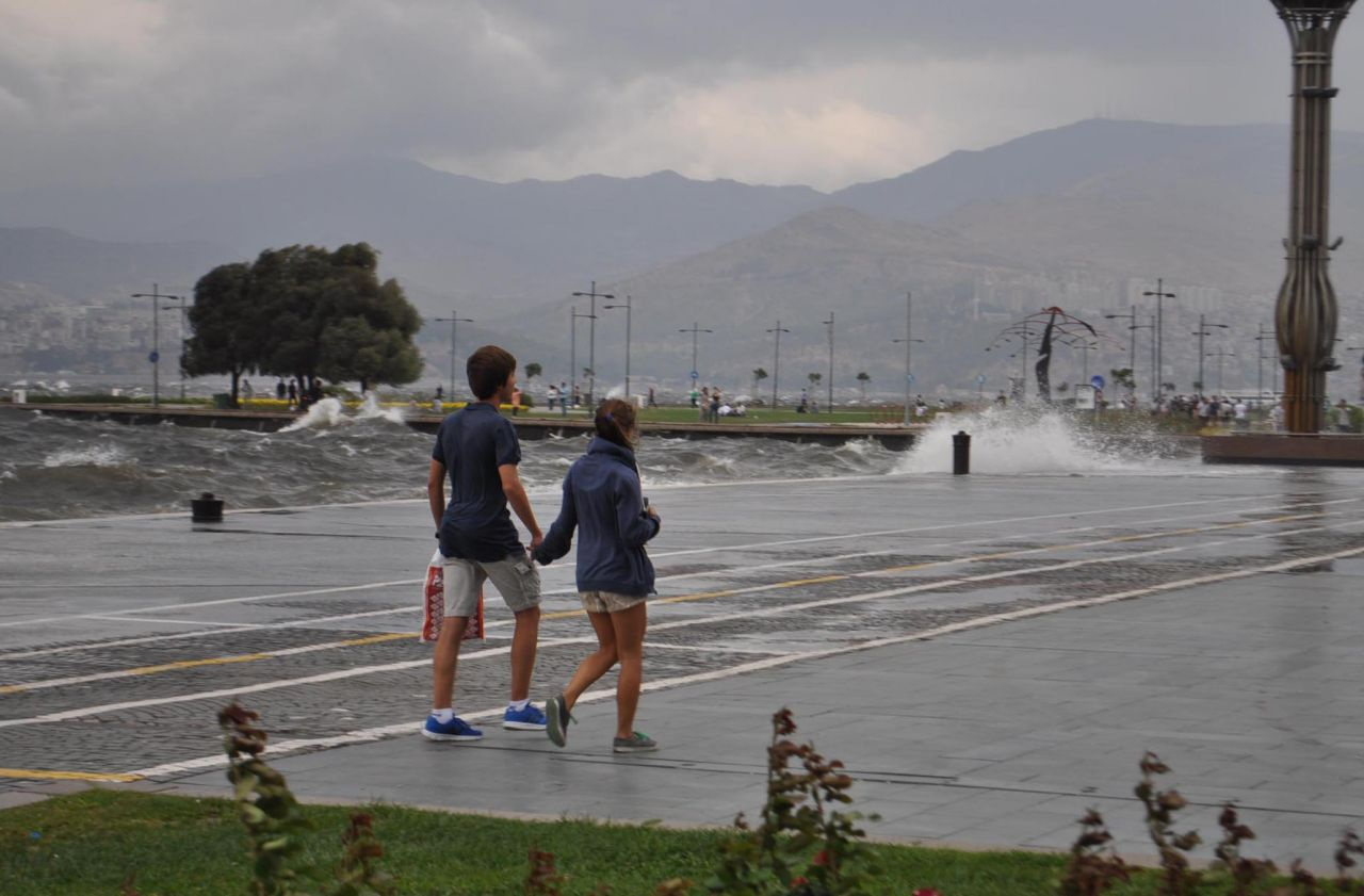 Meteoroloji'den şiddetli yağış uyarısı! Gök gürültülü olacak