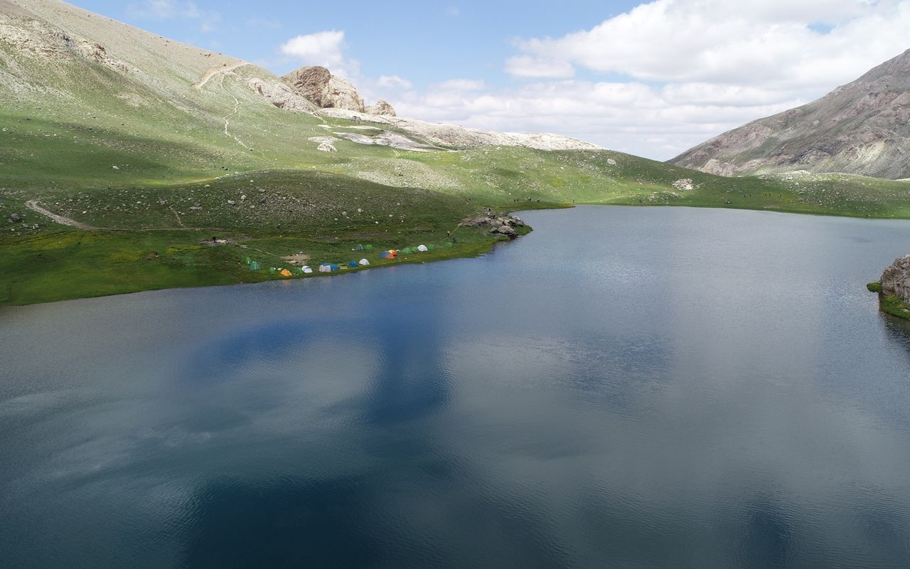 Bolkar zirvesindeki kar ve göl manzarası ziyaretçilerini mest ediyor