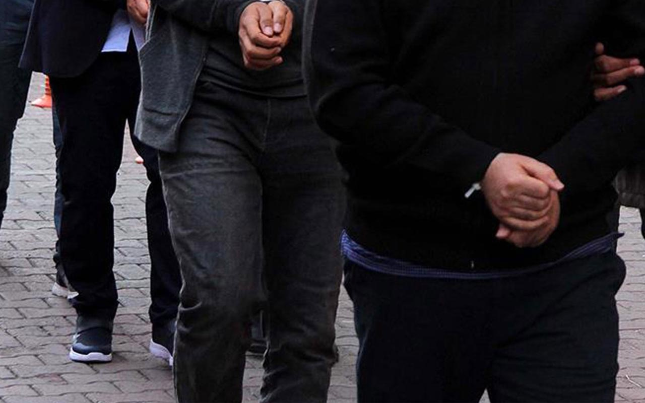 İzmir'de FETÖ operasyonunda ByLock kullandığı tespit edilen 18 kişiye gözaltı