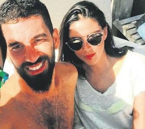 Göbeğiyle dalga konusu olan Arda Turan'dan açıklama