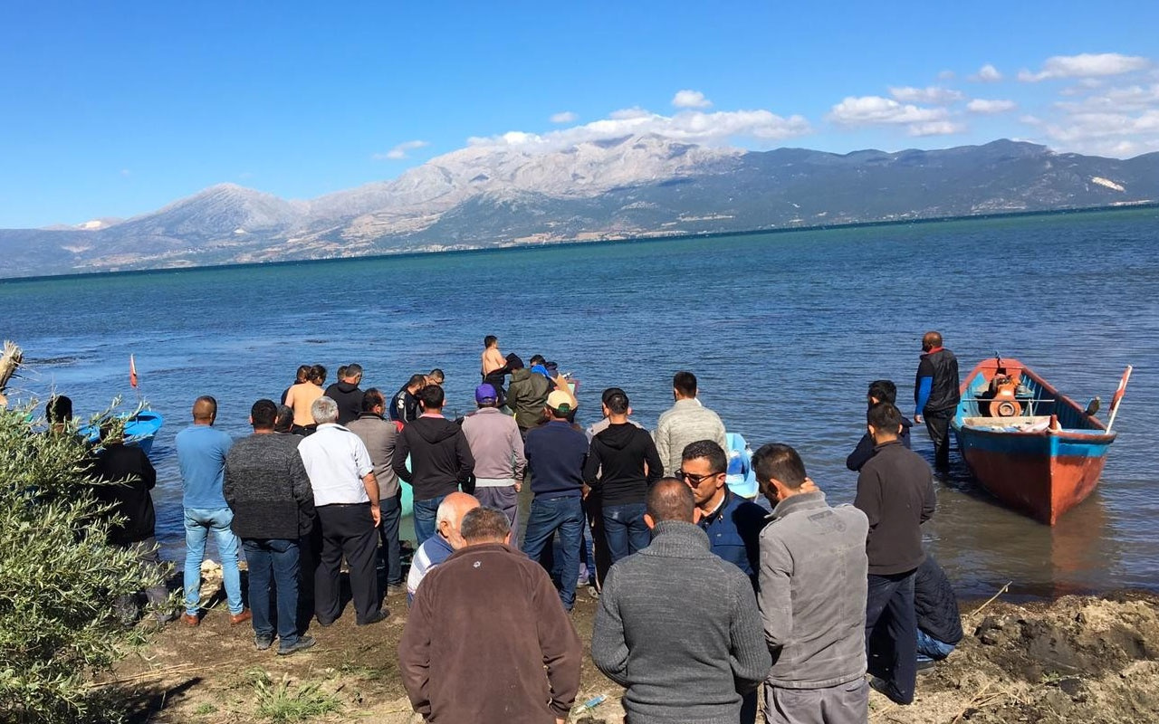Eğirdir Gölü'ne açılan AK Parti yöneticisi kayboldu