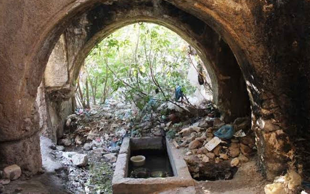 Mahalleli isyan etti Batman'da tarihi hamam çöplüğe dönüştü