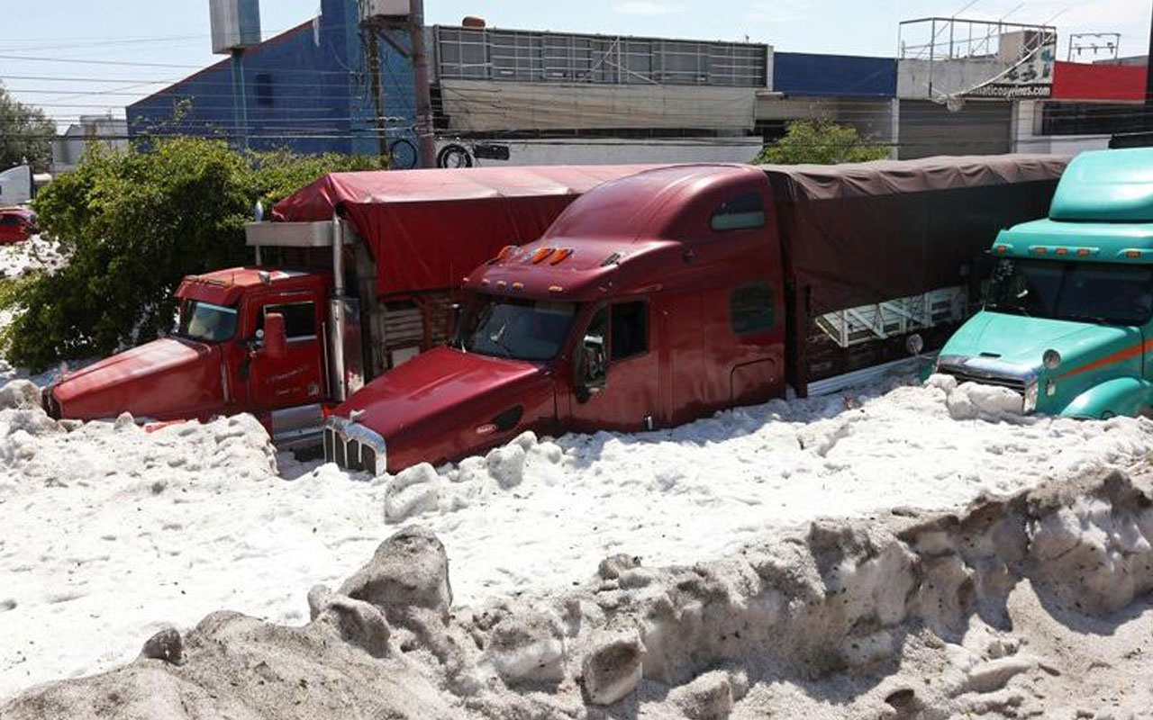 Meksika'da 30 derecede dolu yağdı şehir buz altında kaldı