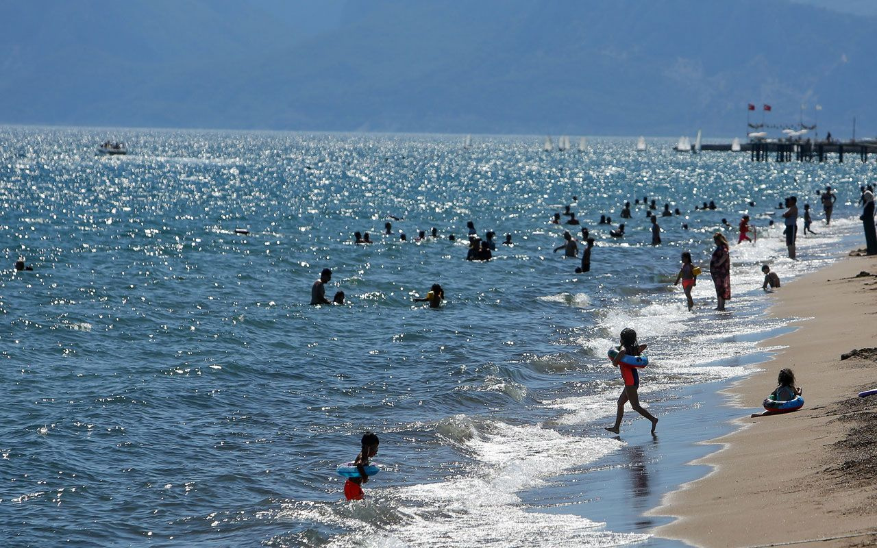 Antalya'da toros manzaralı denizin keyfini çıkardılar