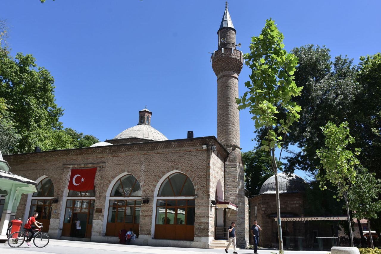 600 yıllık külliyedeki mezar taşlarını böyle kırdılar!