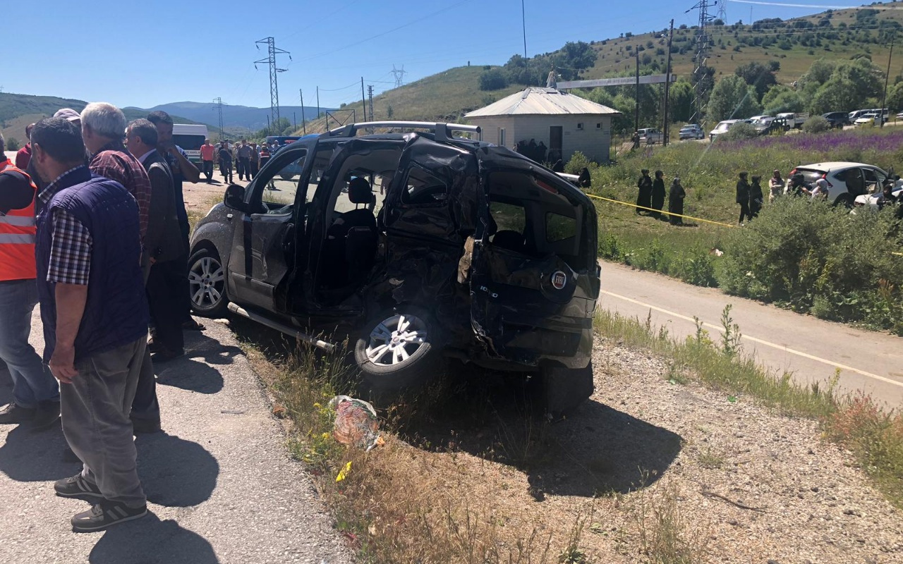 Erzincan- Sivas karayolunda iki otomobil çarpıştı! 3 ölü 2'si ağır 6 yaralı