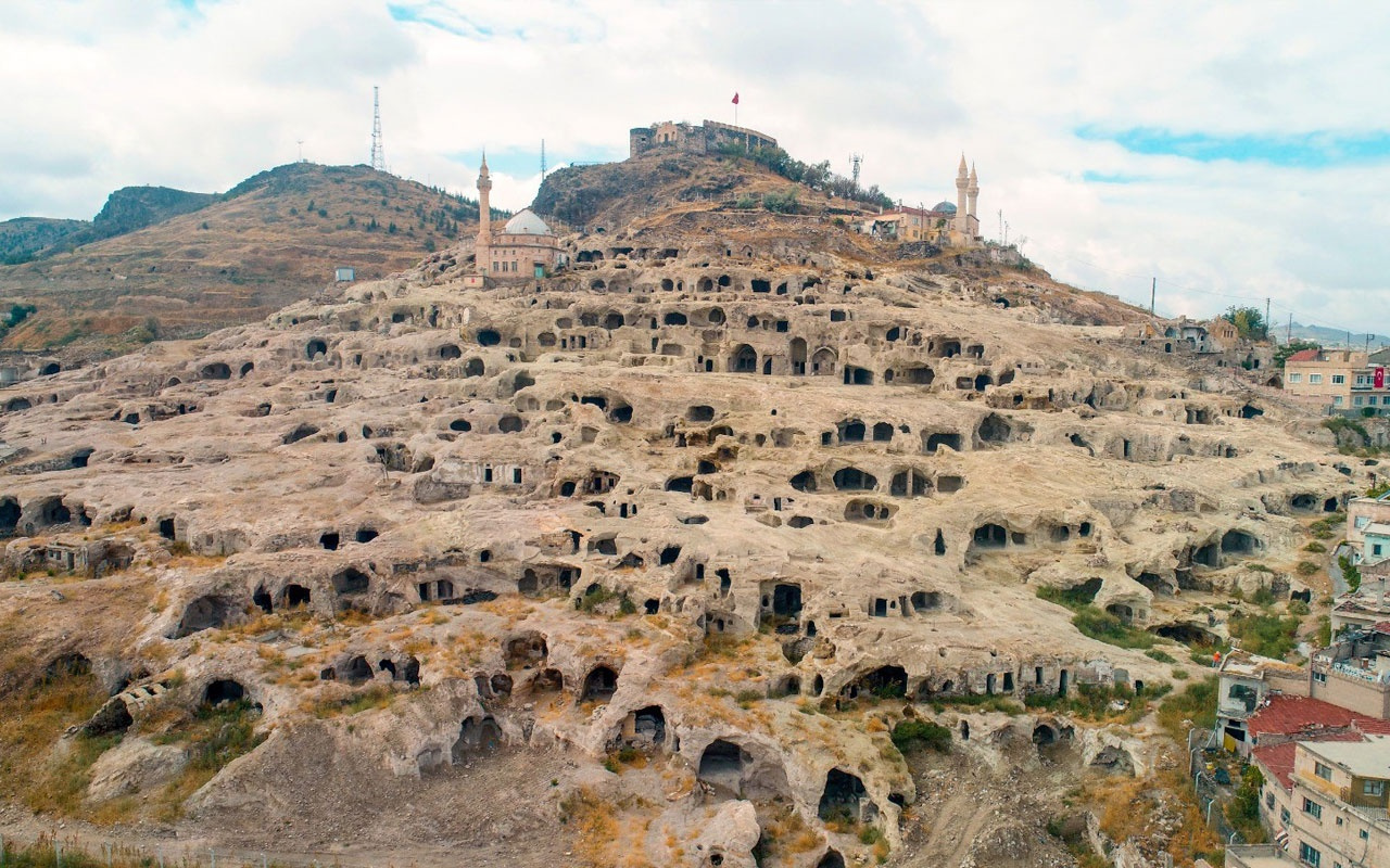 Roma askerlerinin atlarının barındığı tarihi eser ahır bulundu