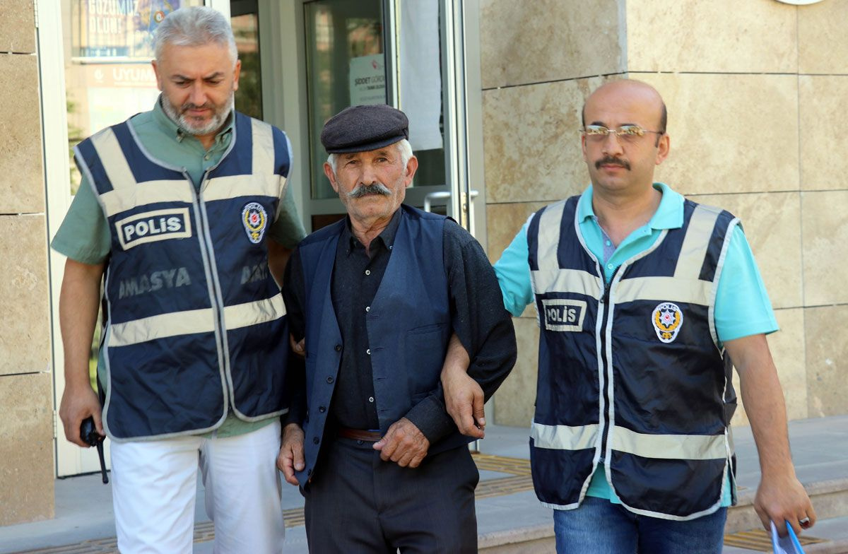 Amasya'da kadınları taciz eden sapık hocanın evinden çıkanlara bakın!