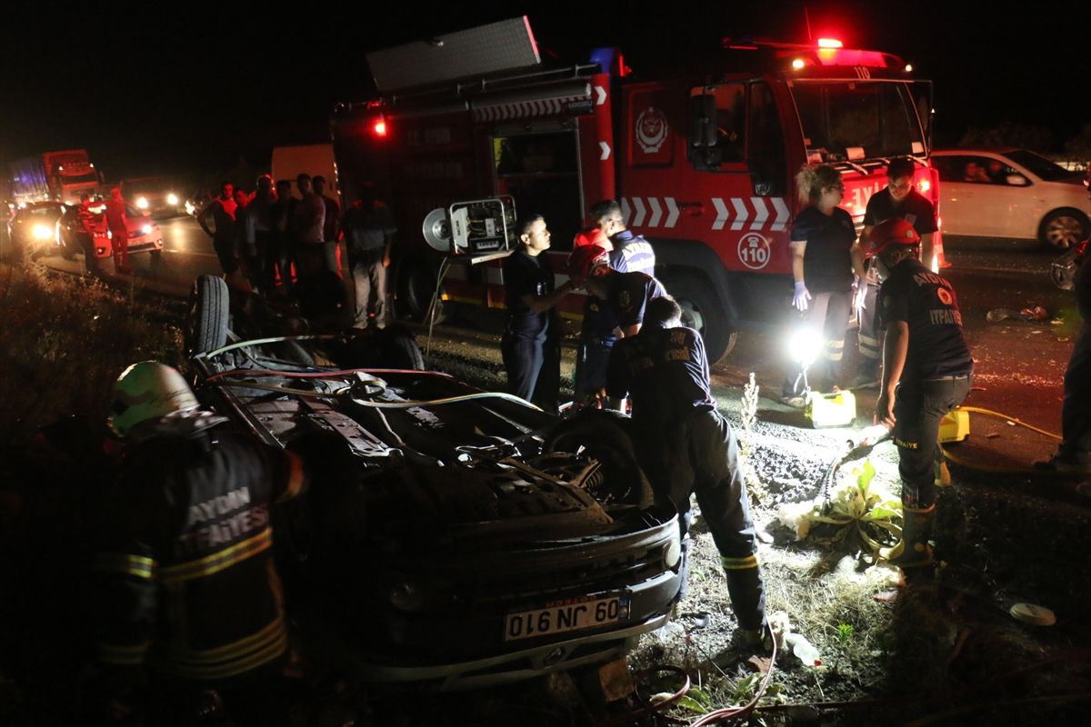 Aydın'da otomobil TIR'la çarpıştı 2 ölü 2 yaralı