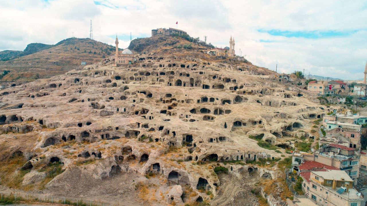 Nevşehir'de Roma askerlerinin atları için tasarlanmış bin 500 yıllık ahır bulundu