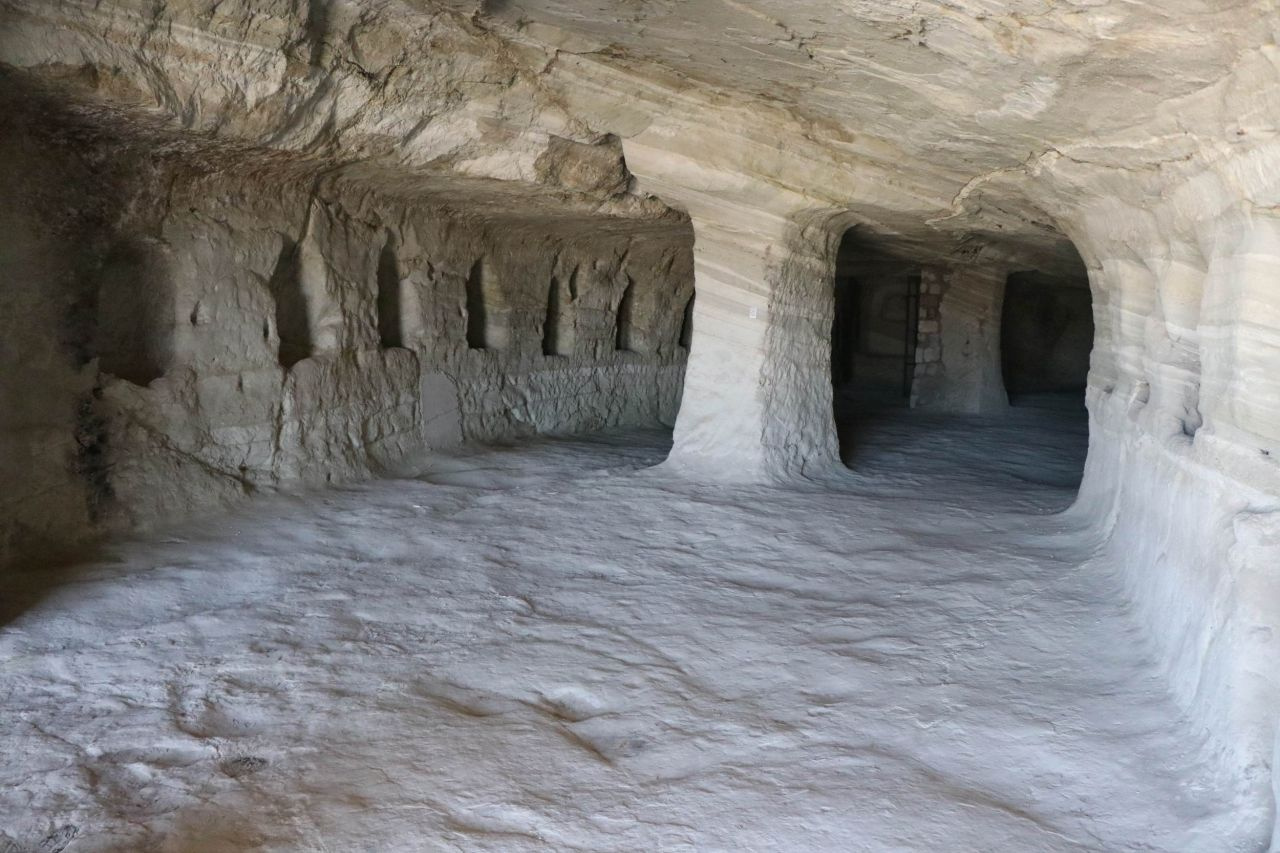 Nevşehir'de Roma askerlerinin atları için tasarlanmış bin 500 yıllık ahır bulundu