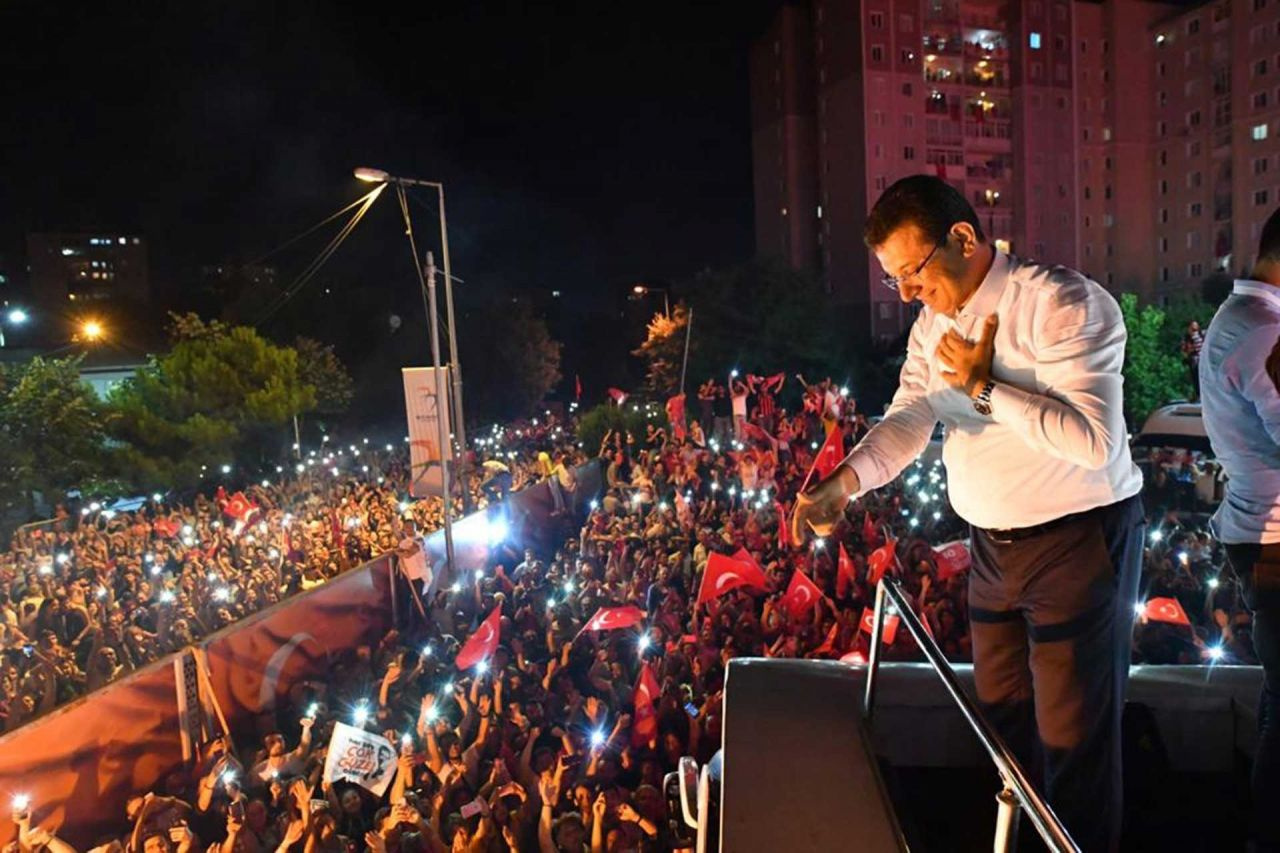 Odasındaki dua fotoğrafı çok tartışılmıştı! İmamoğlu konuyla ilgili ilk kez konuştu