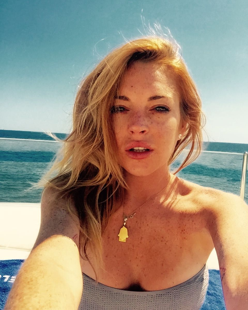 Seksi oyuncu Lindsay Lohan, doğum günü için çırılçıplak soyundu ve...