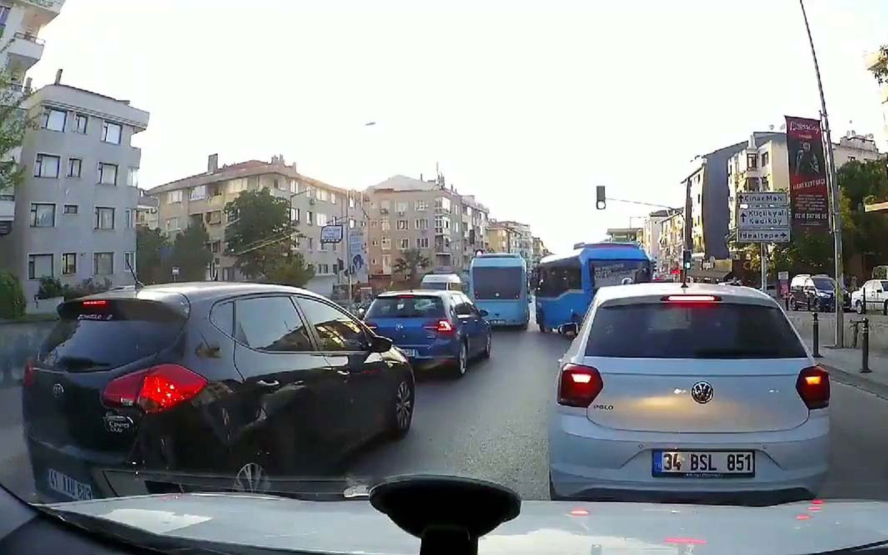 Maltepe’de minibüsçülerin yolcu kapmak için yarıştığı anlar kamerada