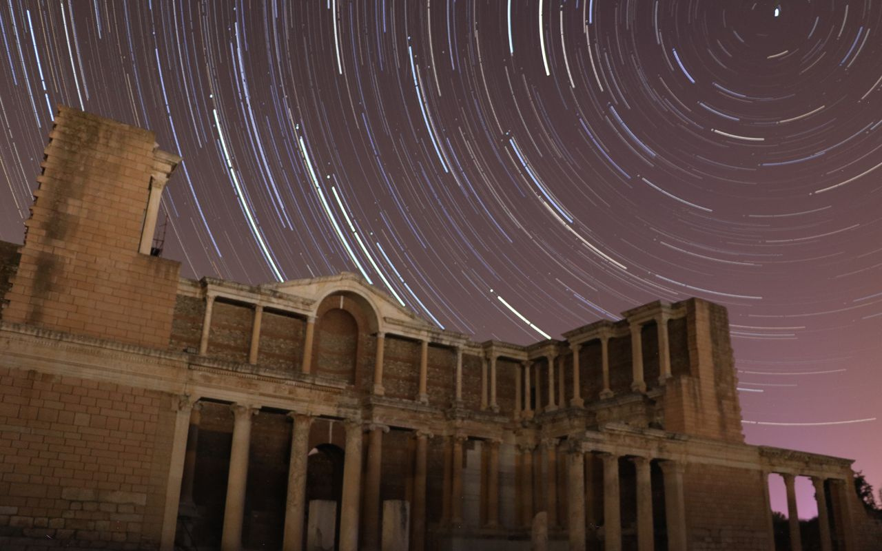 Manisa'da bulunan Sardes Antik Kenti'nin yıldızlar altında görsel şöleni