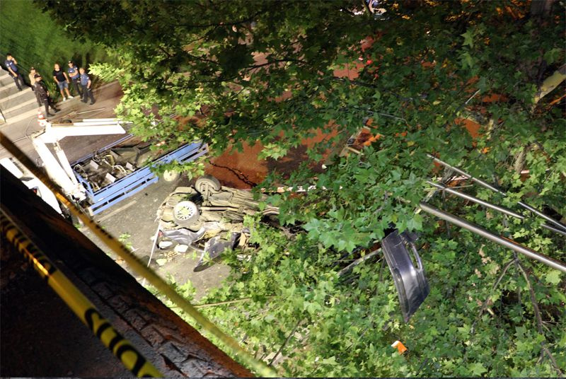 Başkentte korkunç kaza otomobil köprüden düştü parçaları ağaçta asılı kaldı