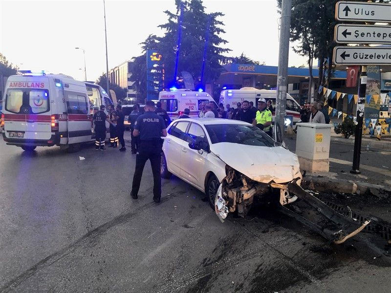 Ankara'da minibüs ile otomobil çarpıştı! Çok sayıda yaralı var