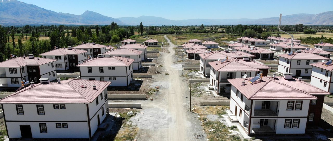 Erzincan'da Köysel Dönüşüm kapsamında örnek köy evleri