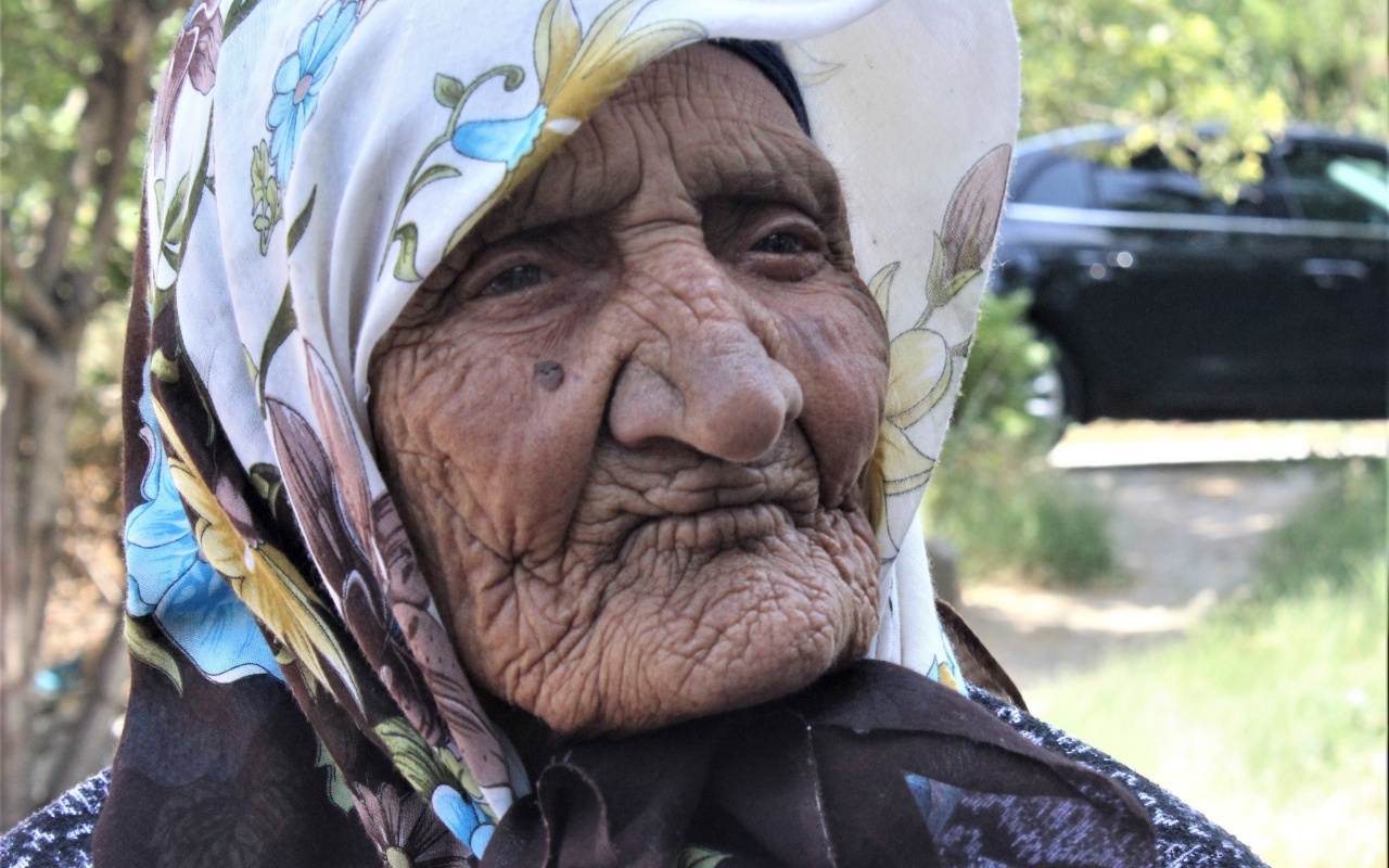 Bursa'da 119 yaşına giren nineye sürpriz doğum günü kutlaması