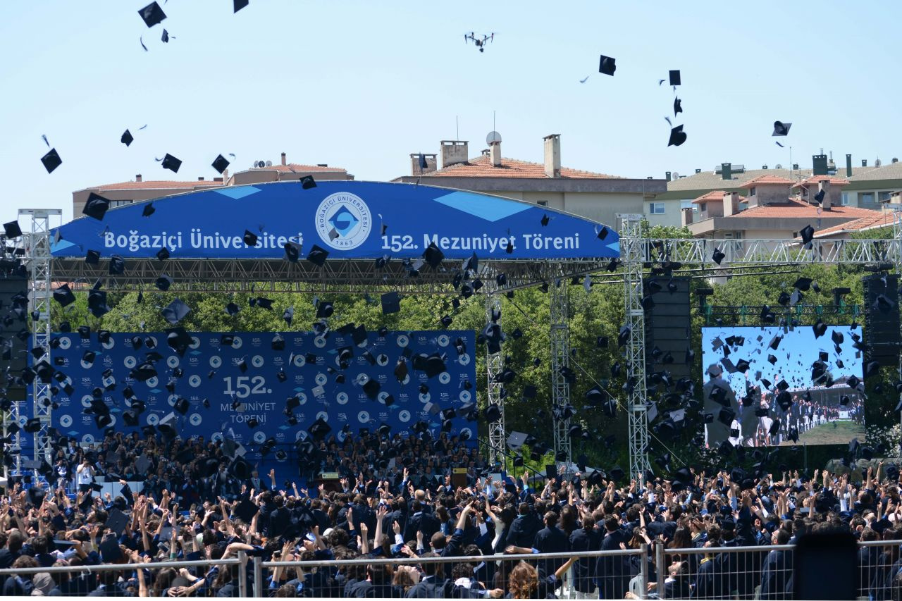Boğaziçi Üniversitesi rektörüne mezuniyet töreninde büyük şok! Öğrenciler bir anda...