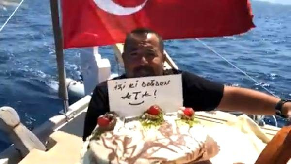 Ata Demirer yine sosyal medyayı gülmekten kırdı geçirdi! Doğum günü klibi