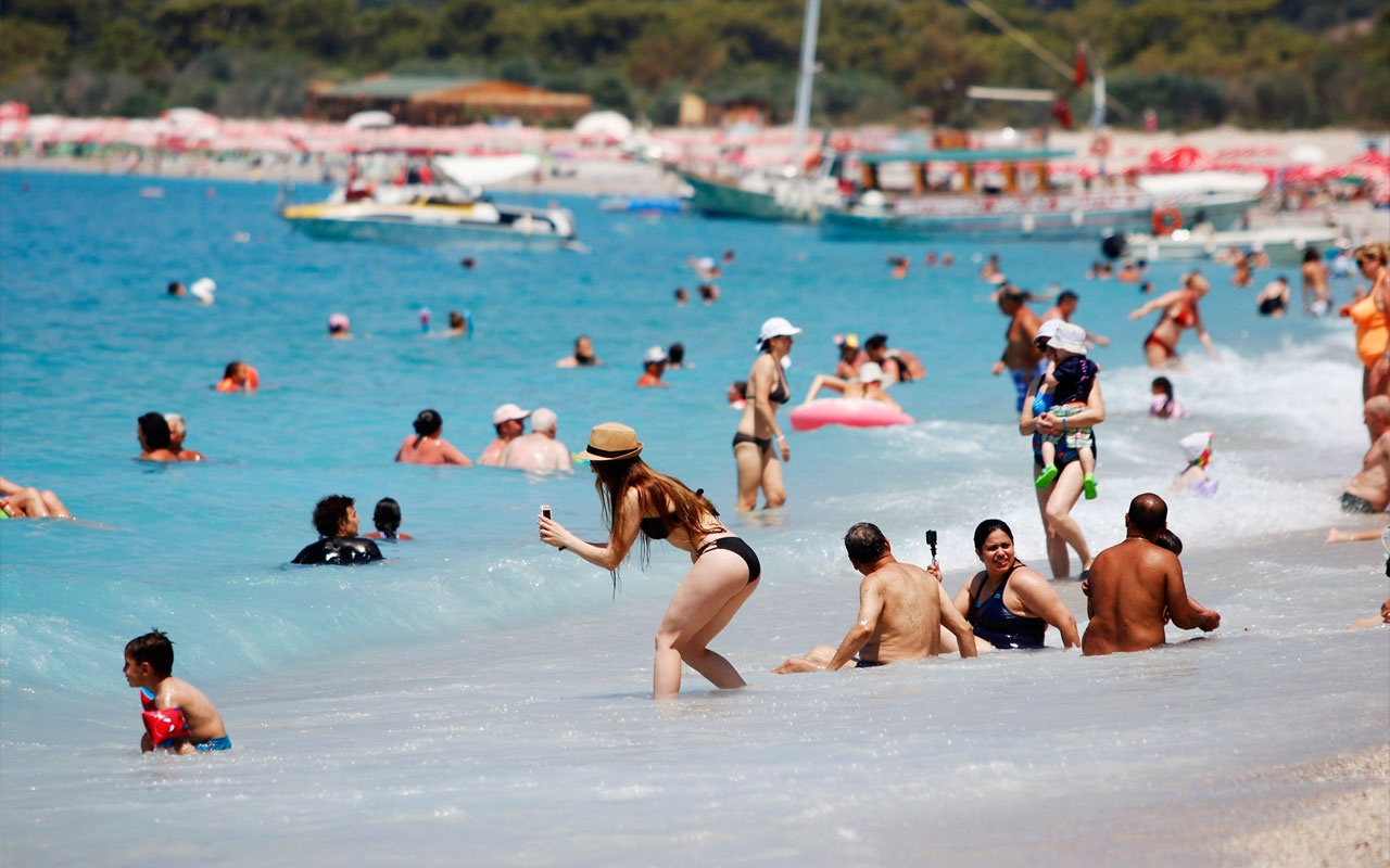 Sıcak havada denize koştular