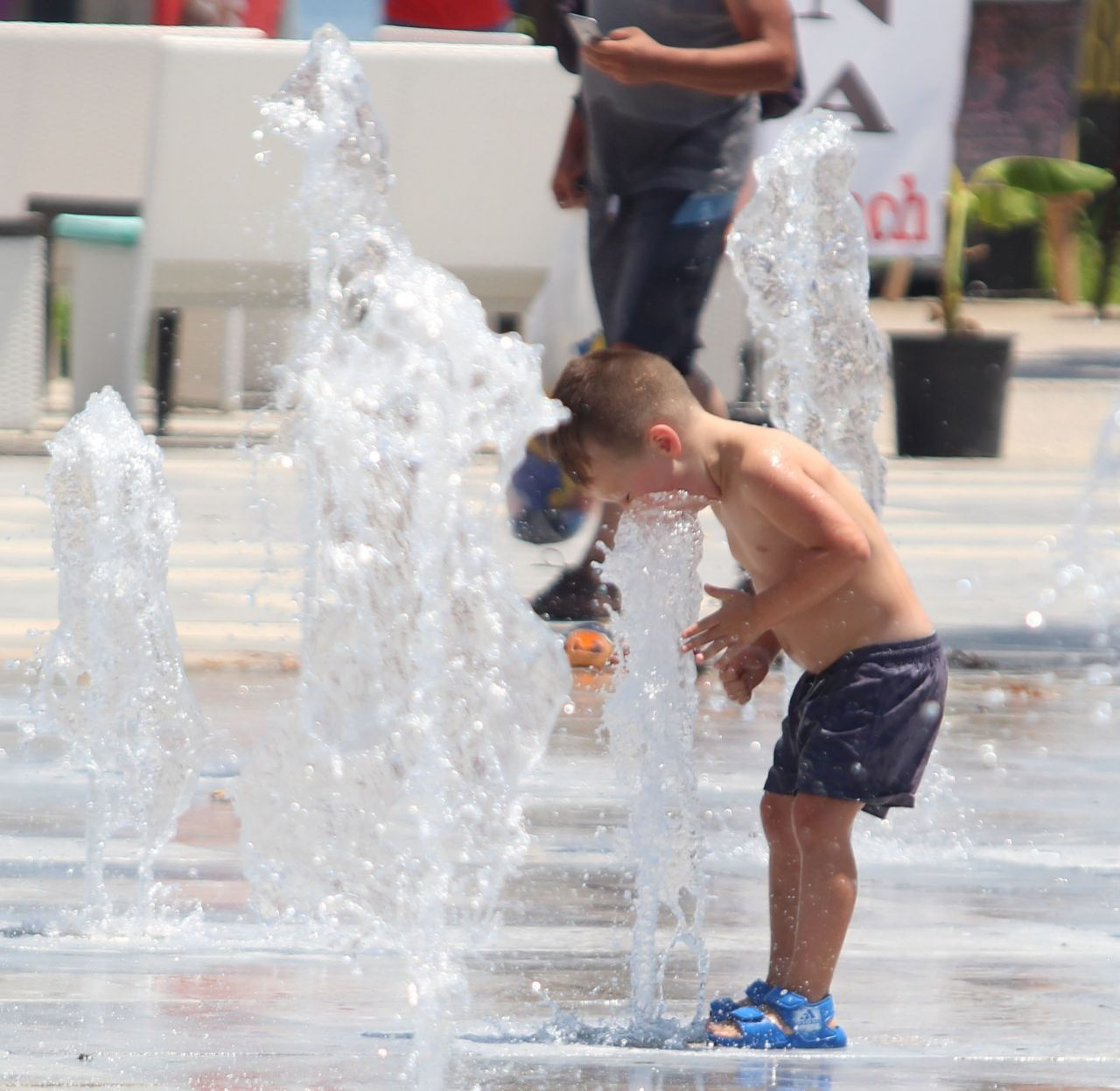 Antalya’da termometreler 42 dereceyi gösterdi! Adres plaj oldu